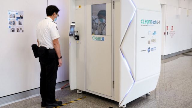 홍콩국제공항은 '전신 살균기기'를 시험하는 중이다