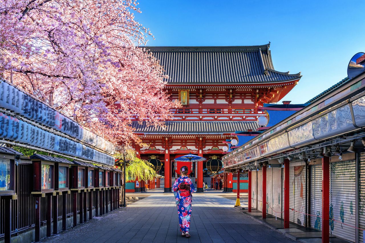 asian-woman-wearing-japanese-traditional-kimono-at-temple-in-tokyo-japan.jpg
