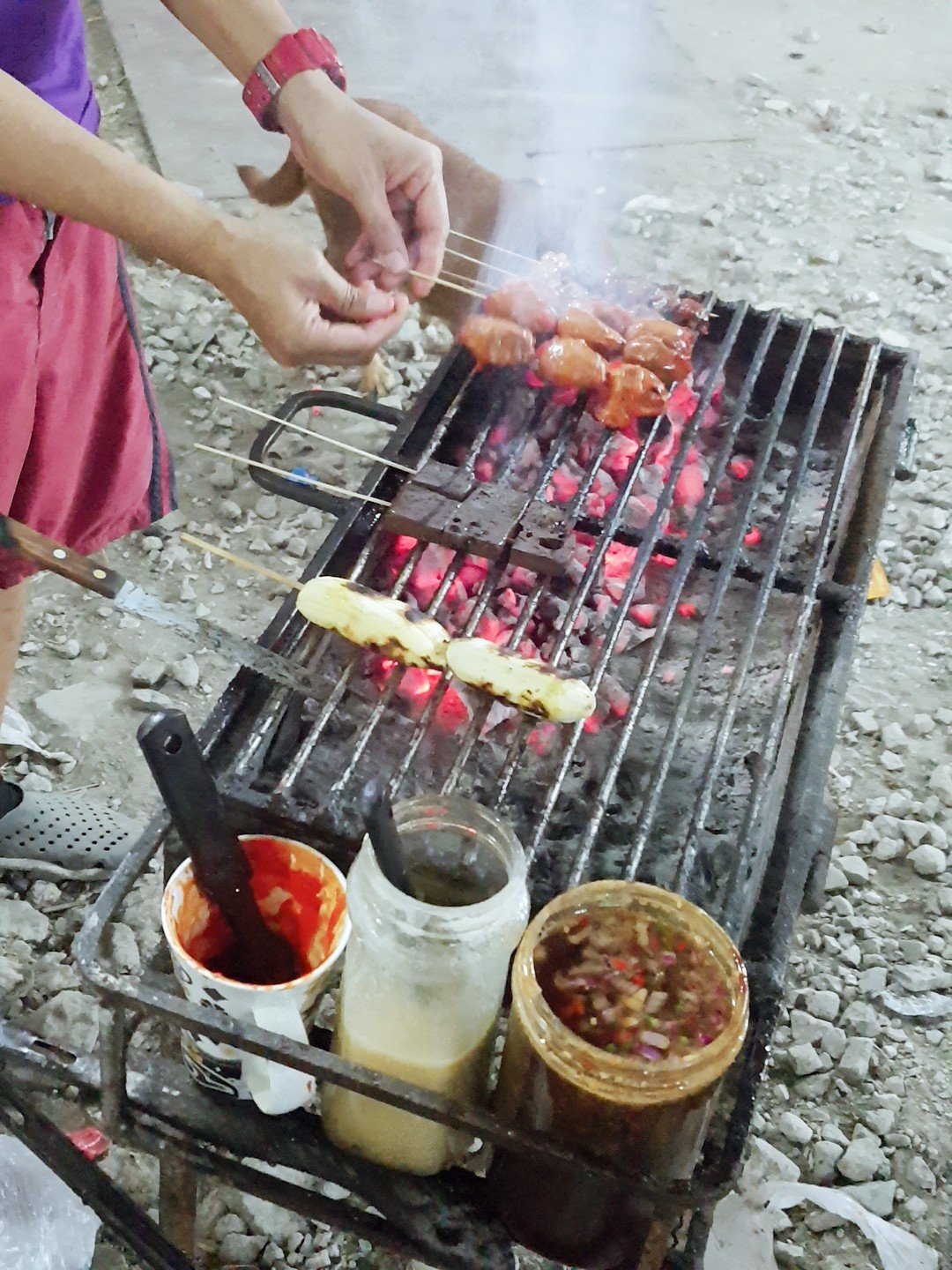 2비비큐굽는중.jpg 필리핀 야시장 음식