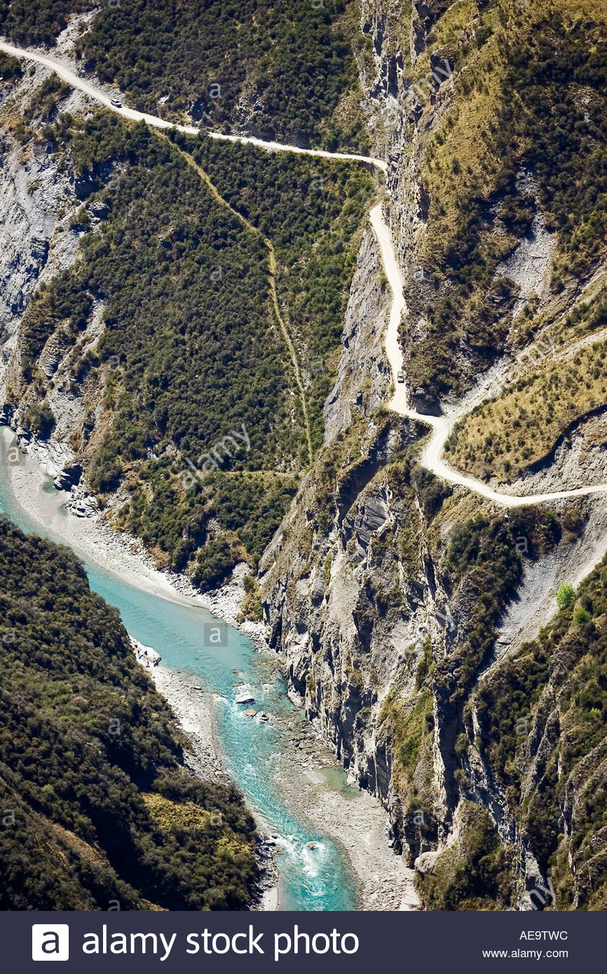 road-into-skippers-canyon-near-queenstown-south-island-new-zealand-AE9TWC[1].jpg