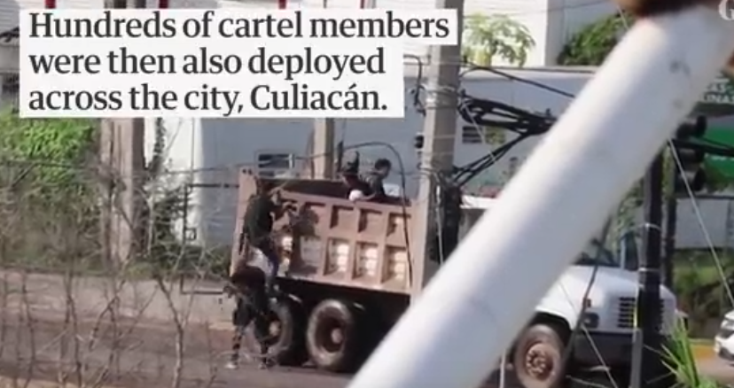 중무장한 카르텔 병력들이 중기관총을거치하고 트럭에 타는모습.png