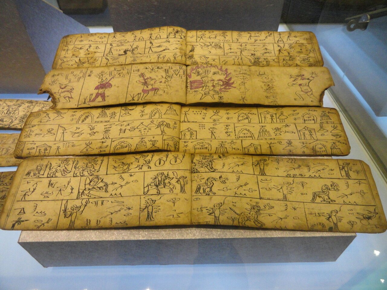Naxi_Dongba_scripture_-_Yunnan_Provincial_Museum_-_DSC02093.jpeg 현재까지 유일하게 쓰이는 상형문자