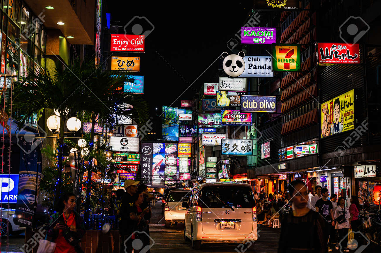 173184599-방콕-태국-2019년-12월-3일-밤에-방콕-태국-소이-타니야-실롬-도로를-걷는-낯선-관광객이나-사람들-실롬은-의심할-여지-없이-방콕에서-가장-중요한-금융.jpg